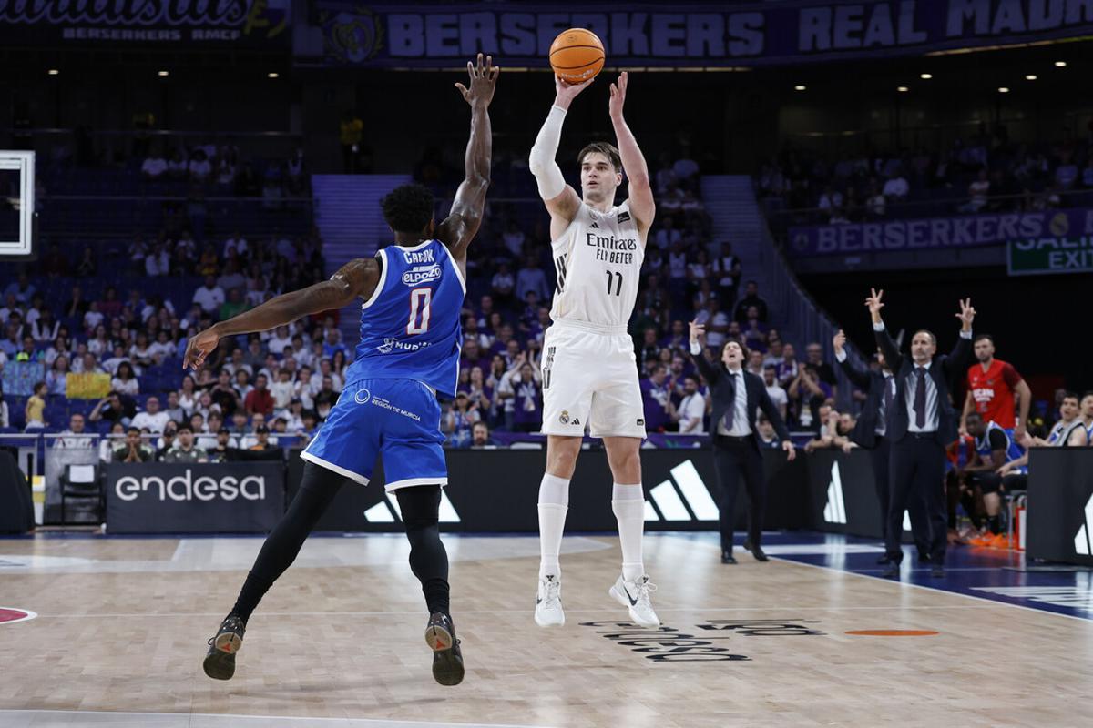 Mario Hezonja, en el triple que le permitió ganar el reto y rebajar el precio del Plan Baloncesto en DAZN.