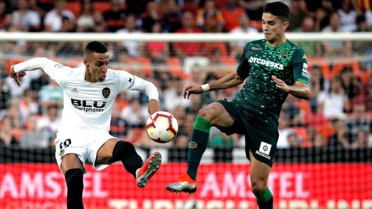 Rodrigo y Marc Bartra pugnan por la posesión en el Valencia-Betis liguero