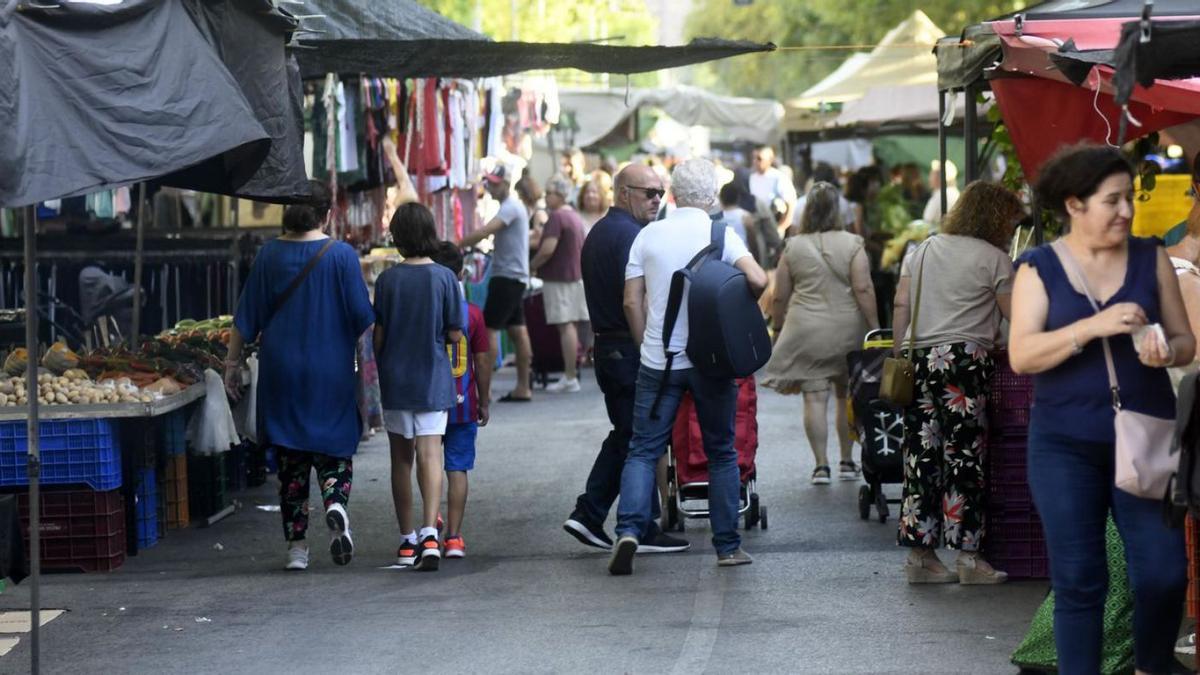 Más de 150 puestos se instalan en el Mercado de La Fama, cada jueves.