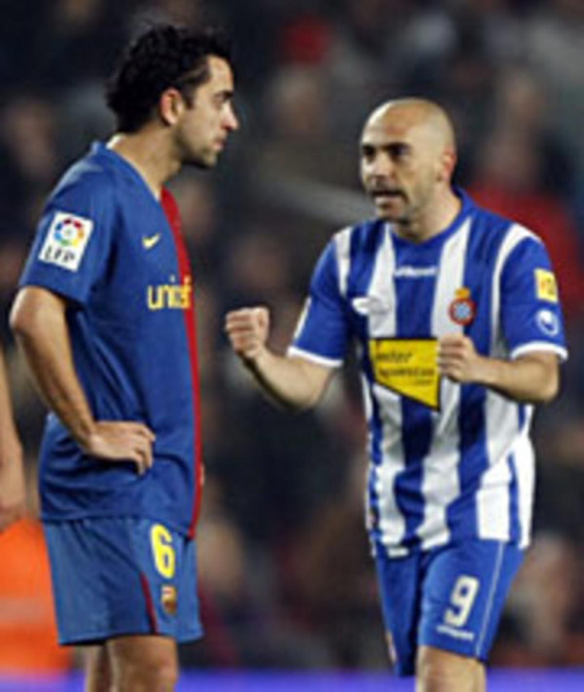 De la Peña celebra un dels seus gols, a prop de Xavi. De la Peña celebra un dels seus gols, a prop de Xavi.