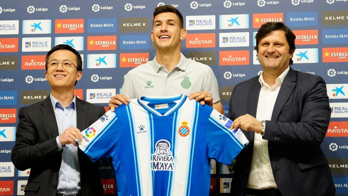 César Montes durante su presentación como nuevo futbolista del Espanyol