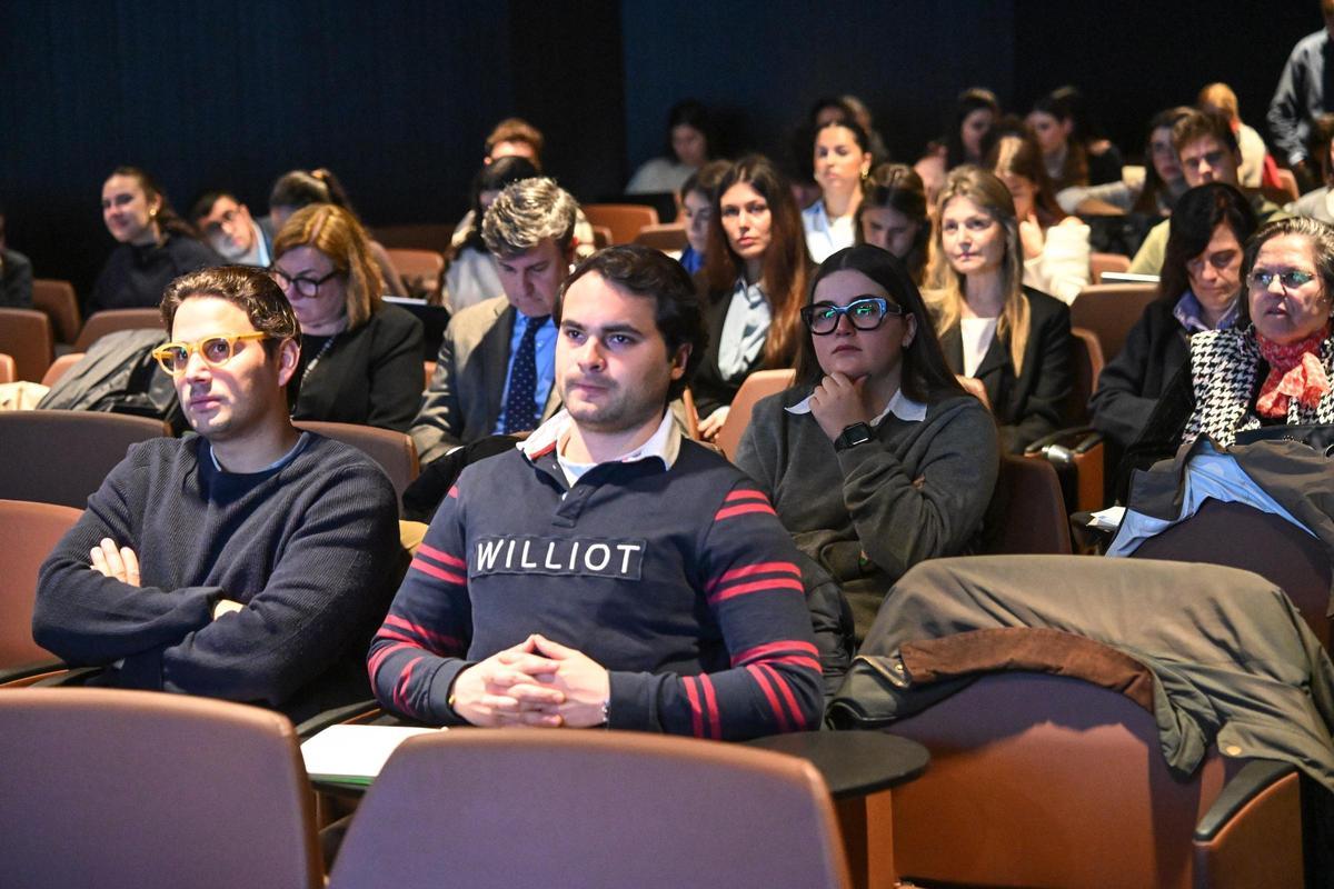 Estudiantes durante las jornadas del CEU de Elche sobre la protección jurídica de menores y mayores