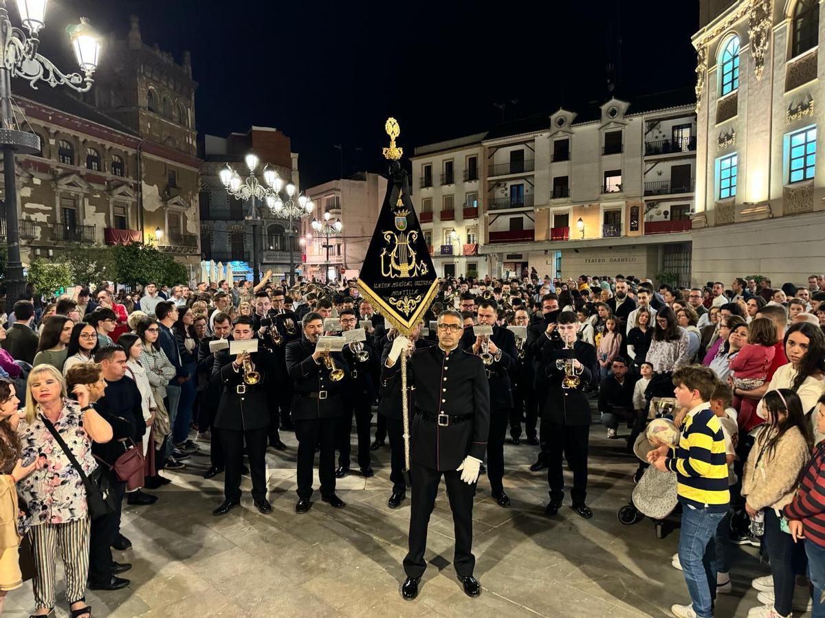 La Agrupación Musical La Unión de Montilla, ante la ermita de La Rosa.