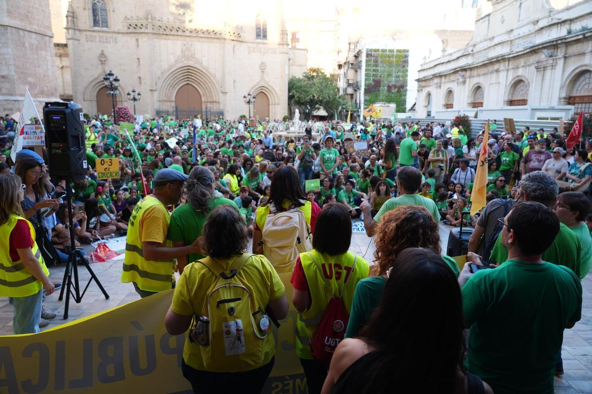 El profesorado protagoniza una histórica y multitudinaria manifestación en Castelló