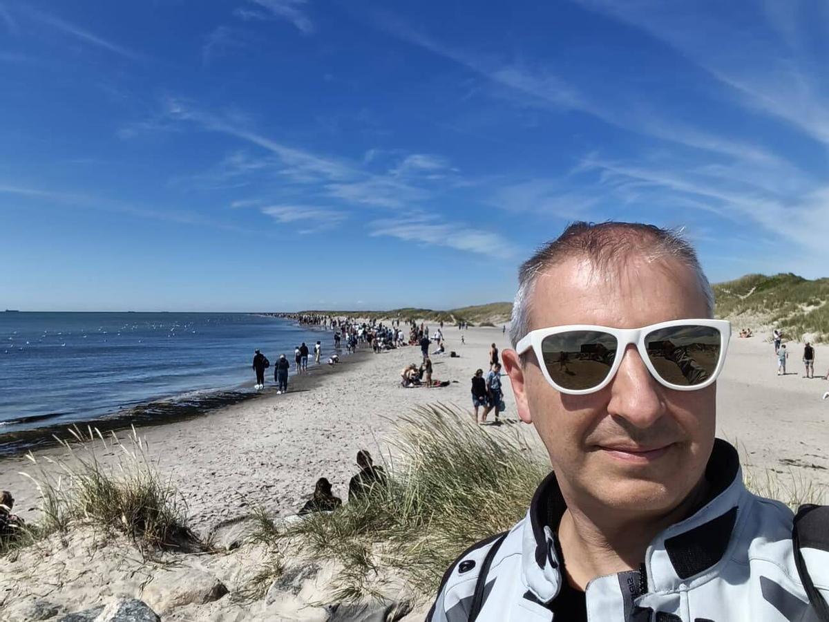 El zamorano Alejandro Moralejo en la ruta en moto de este verano que realiza en solitario y le lleva al norte de Europa recorriendo cientos de kilómetros cada día.