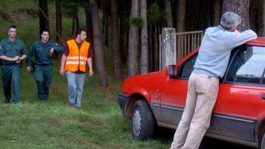 El padre del joven ahogado, desolado durante la búsqueda. Abajo, zona en la que apareció el cadáver.