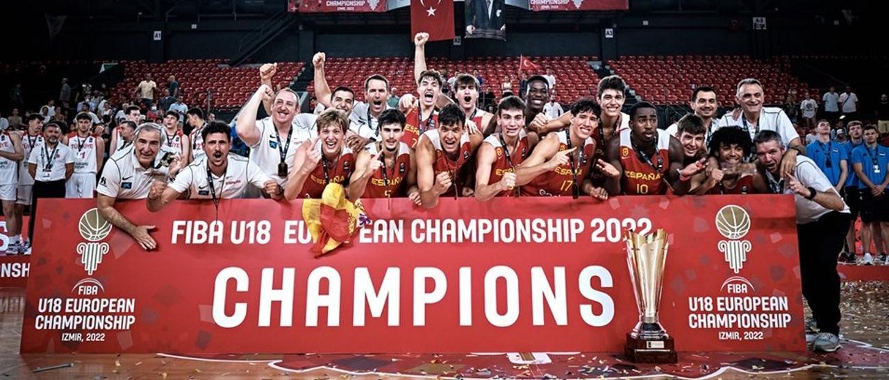 Miguel Ángel Aguayo, el primero por la izquierda, y José Roberto Tanchyn, el tercero por la derecha, celebran el oro europeo sub 18 ganado en Izmir.