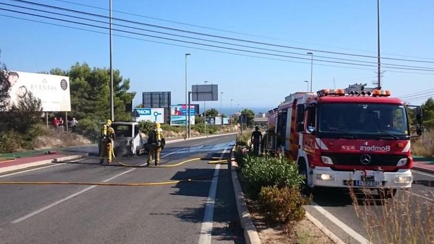 El incendio de una grúa obliga a cortar la CV-70 entre Benidorm y La Nucía