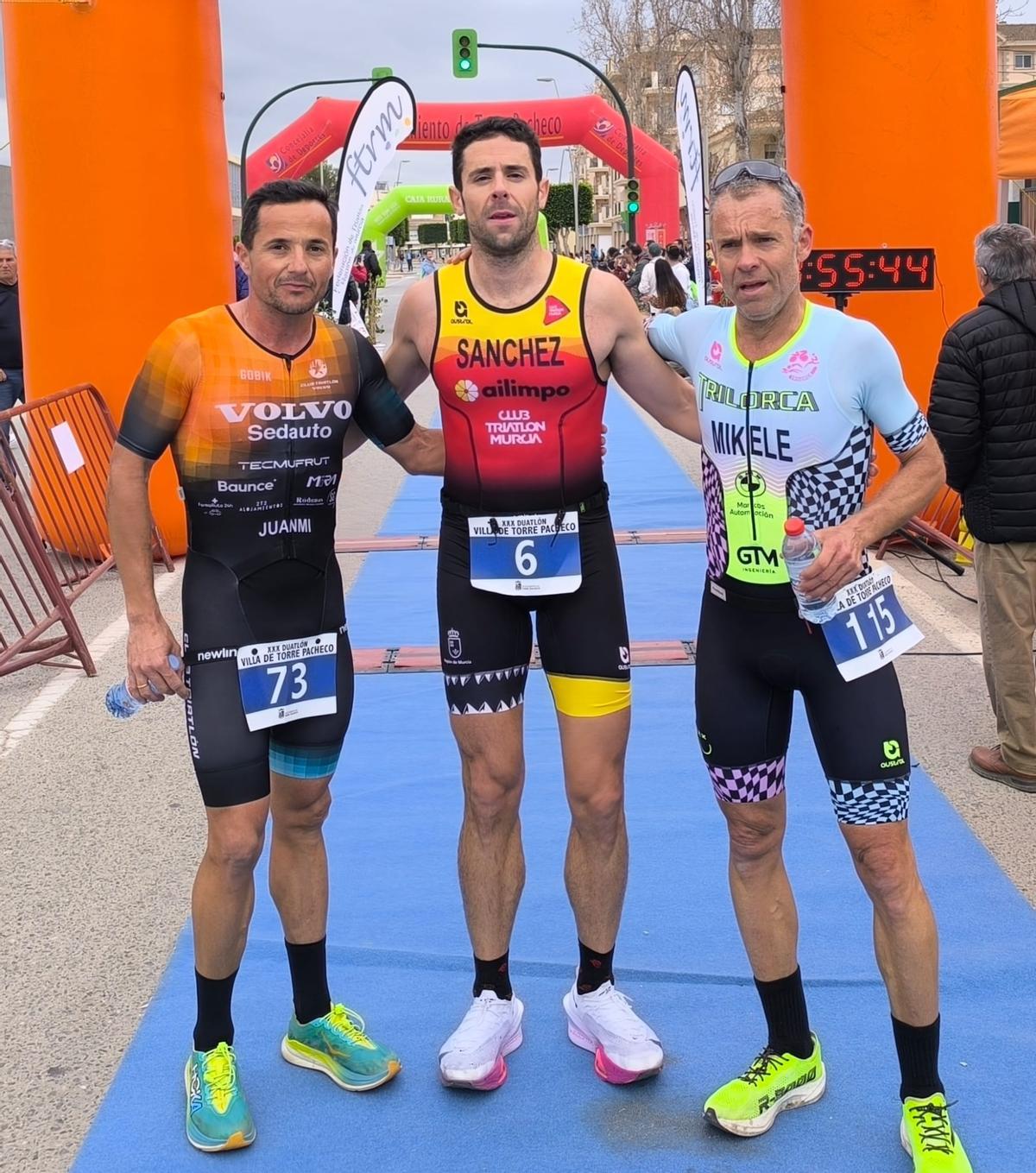 Álvaro Sánchez, en el centro, junto a Juan Miguel Gracia a la izquierda y Miguel Franco a la derecha