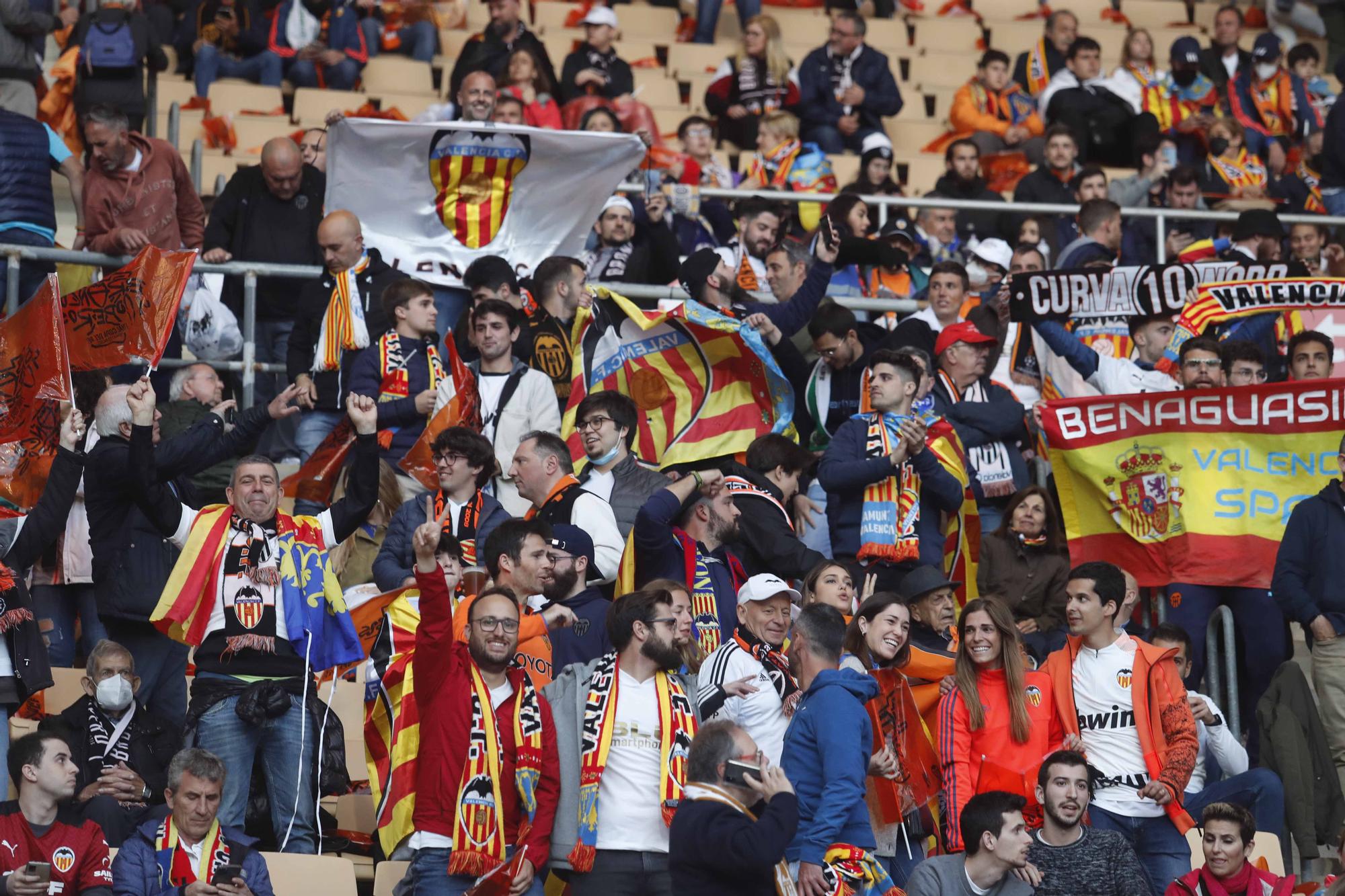 La afición valencianista llena de color el estadio de la Cartuja