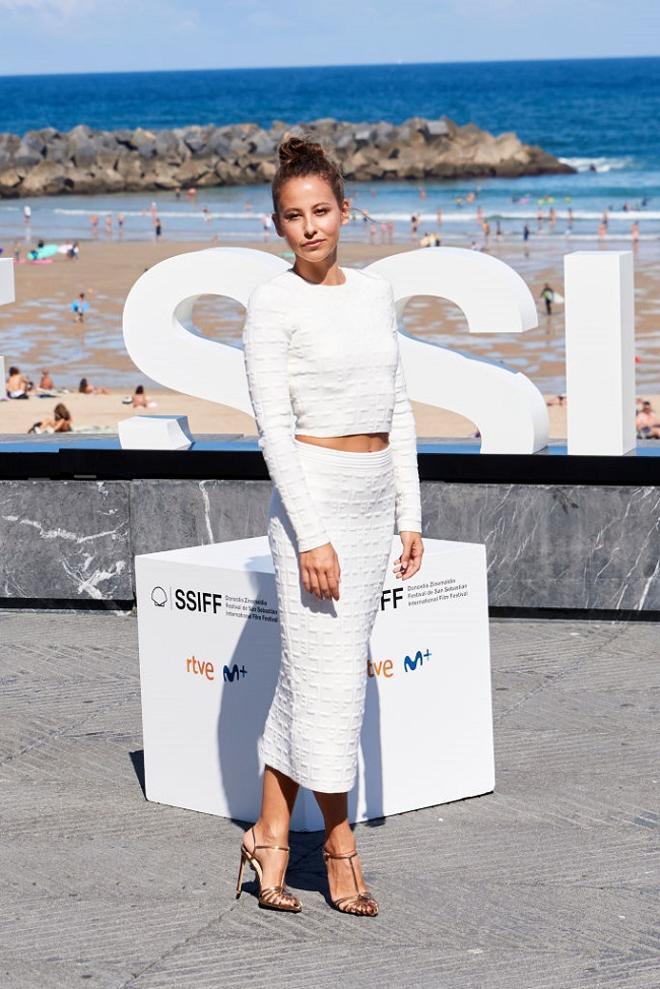 El look de Irene Escolar con conjunto blanco de Elisabetta Franchi y zapatos de Francesco Russo de San Sebastián