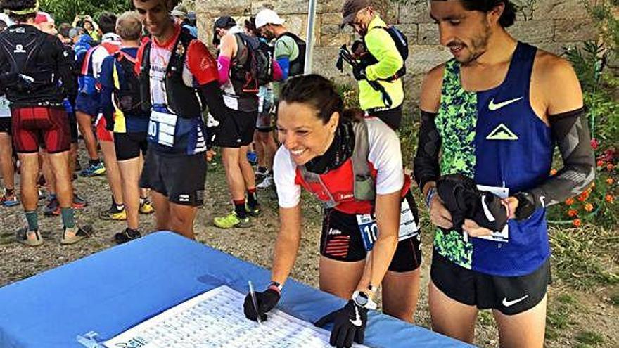 Aroa Sío y Pablo Villa, en el control de firmas de la primera etapa.