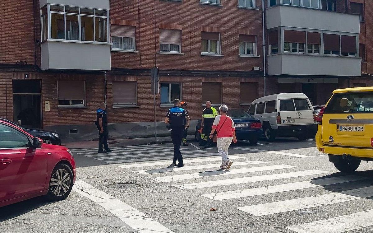 Agentes de la Policía Local acompañan a una vecina a buscar sus pertencias.