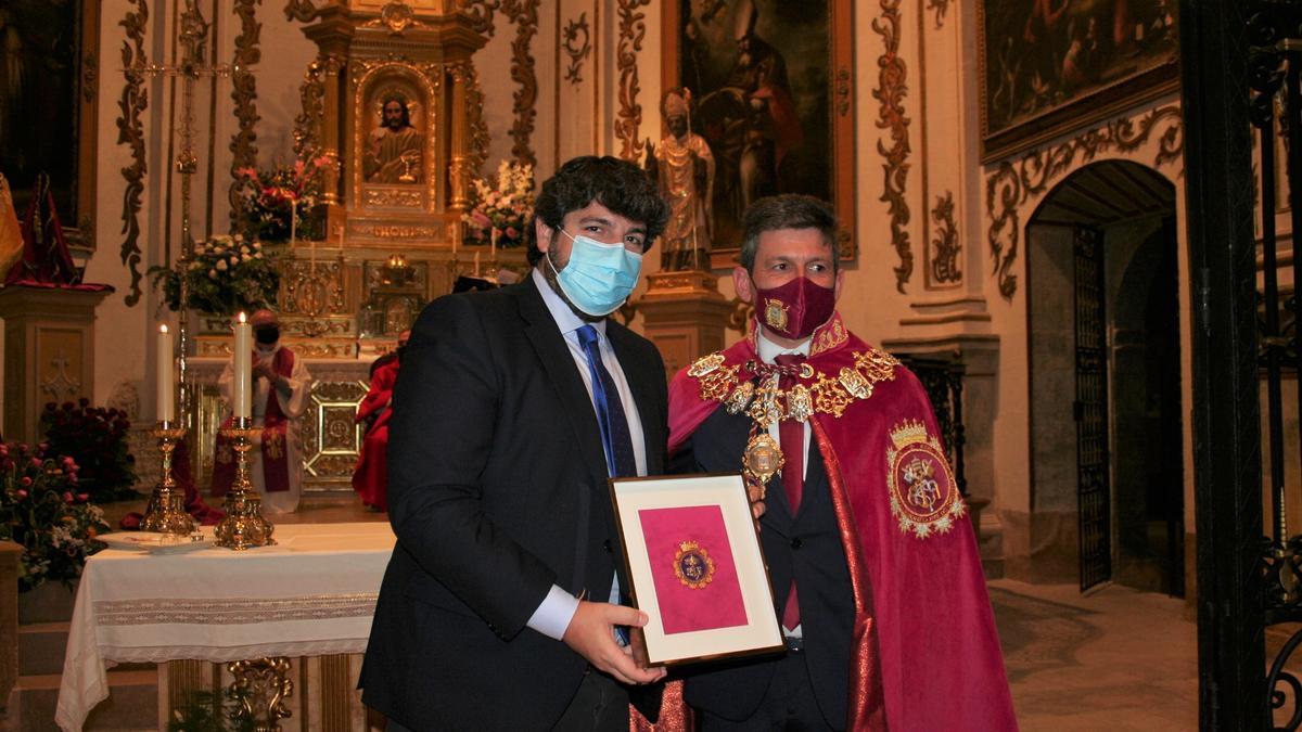 Fernando López Miras recibe la medalla de manos de Luis Torres del Alcázar, anoche.