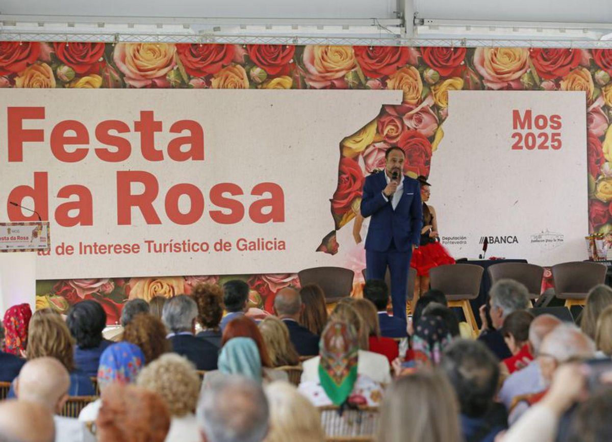 Roberto Vilar, presentador e humorista galego, dando o pregón da Festa da Rosa de Mos 2025. | // ANXO GUTIÉRREZ