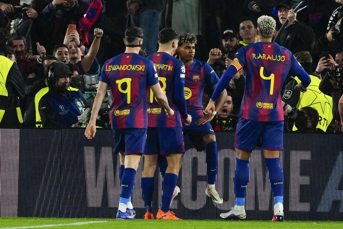 Lamine Yamal celebra su gol de penalti con los compañeros en el duelo ante el Newcastle.