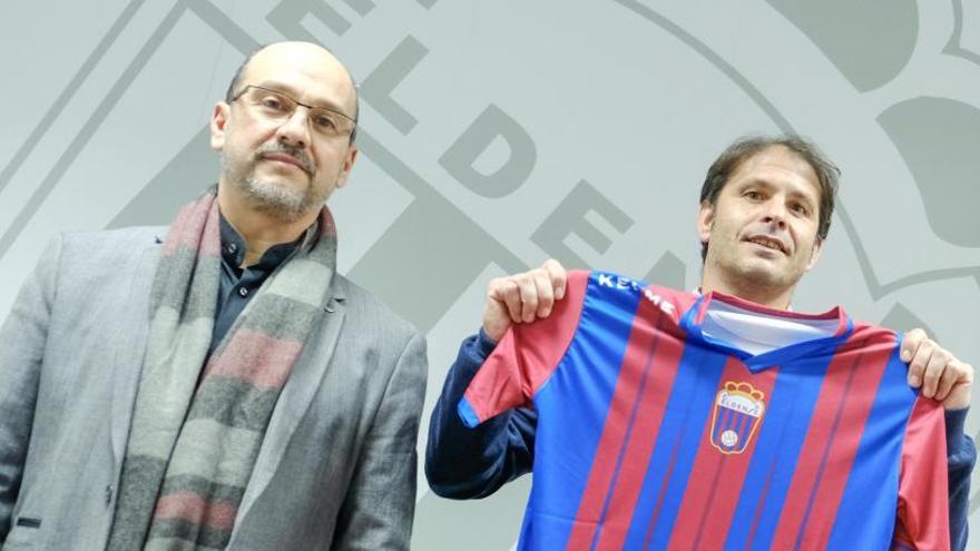 Roig, junto al entrenador Miguel Ángel Mullor, en su presentación.