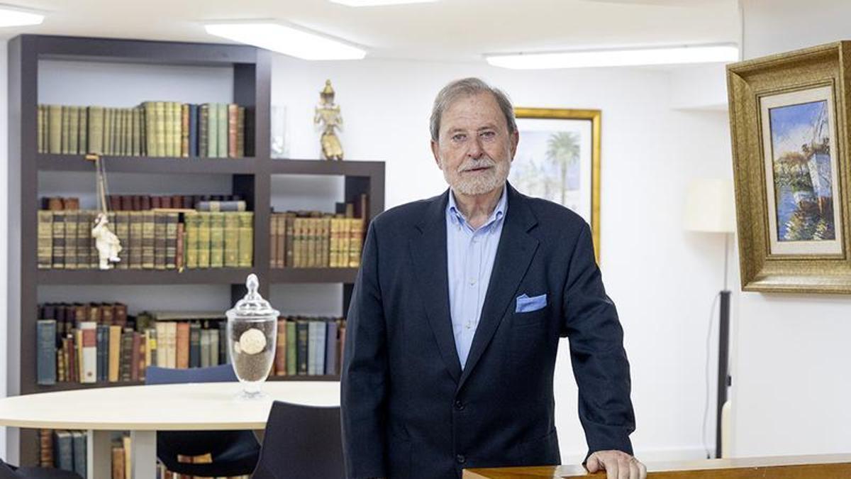 El dermatólogo Manuel Asín en una imagen de esta semana en Alicante.