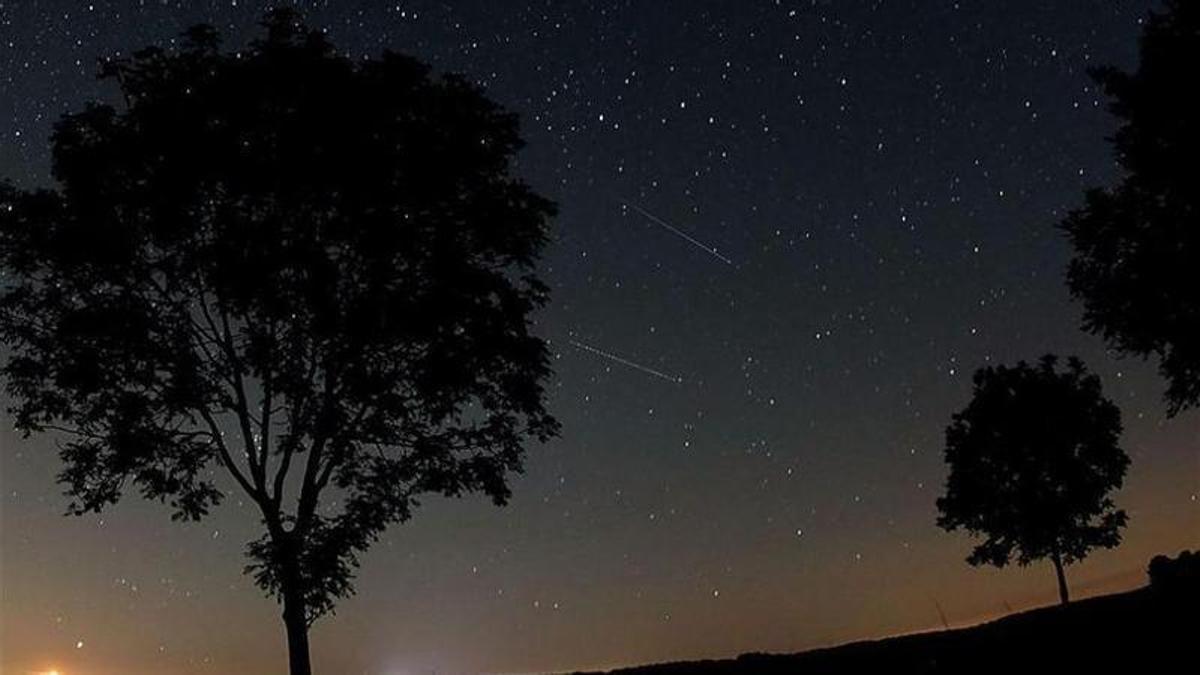 El senderismo nocturno permite observar las estrellas.