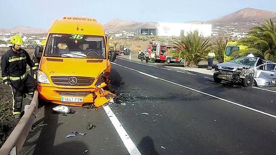 Los dos vehículos implicados en el accidente, ayer, en Lanzarote, a la altura de Mácher, en el municipio de Tías. | lp / dlp