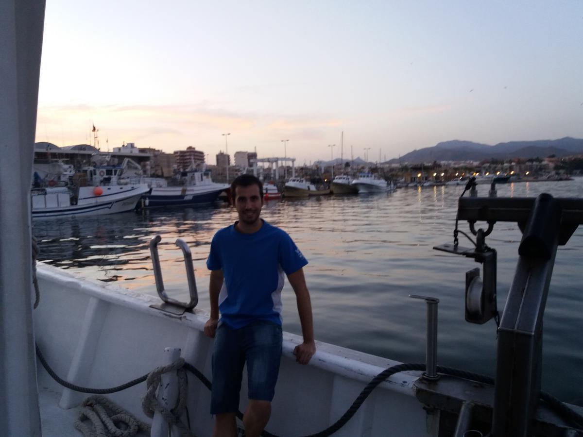 Daniel Moreno, en el barco pesquero familiar en Mazarrón.