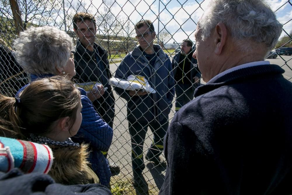 Visita a los familiares a los trabajadores encerrados en las instalaciones de Alcoa