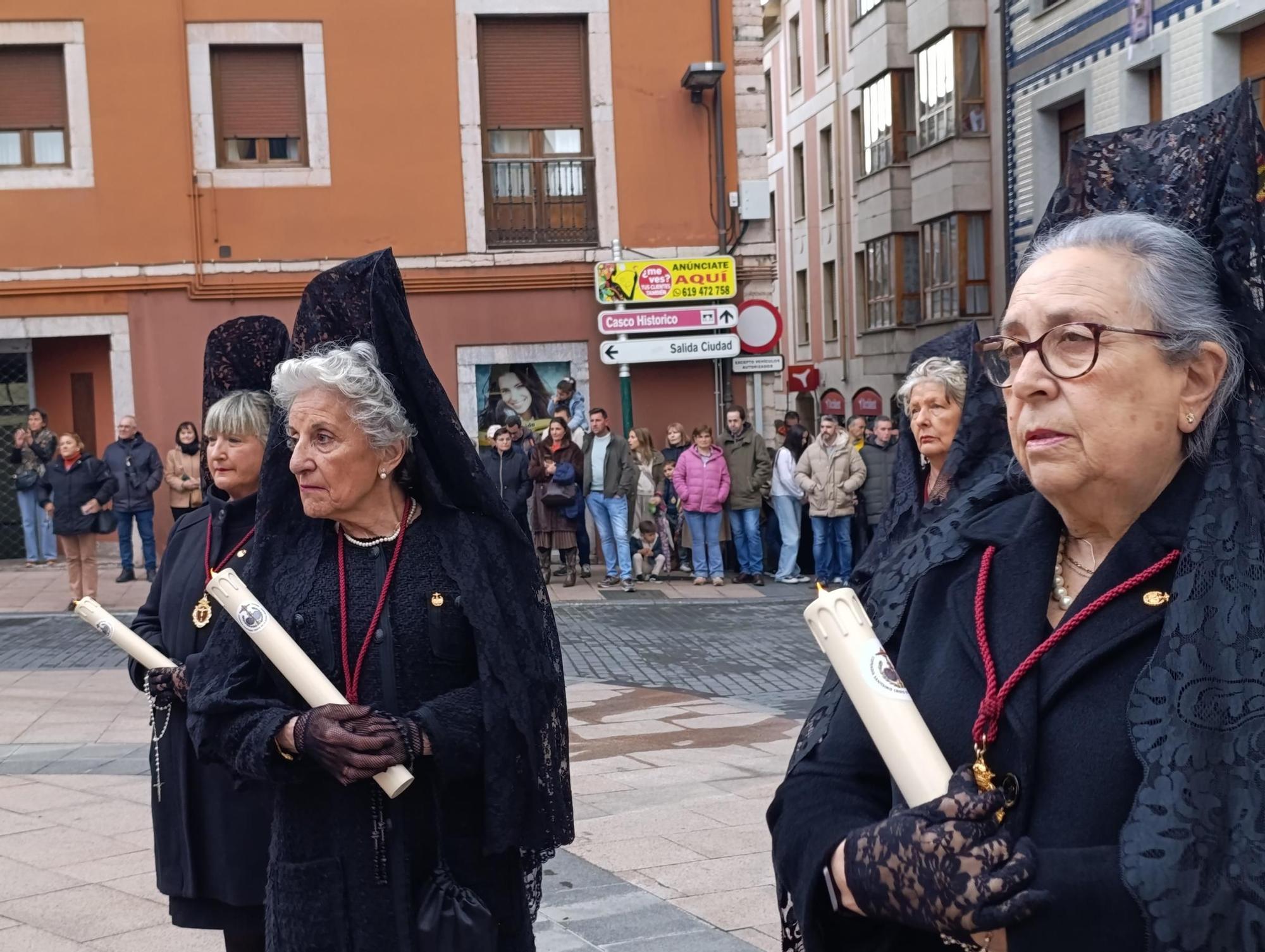 El Nazareno y la Virgen Dolorosa emocionan en Grado