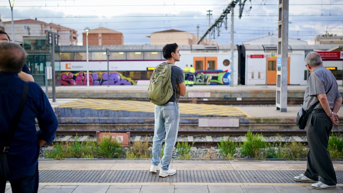Viajeros de Rodalies, esperando el tren en uno de los andenes de la estación de Sant Vicenç de Calders.