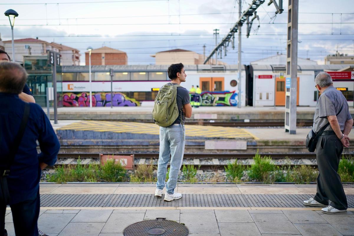 Viajeros de Rodalies, esperando el tren en uno de los andenes de la estación de Sant Vicenç de Calders