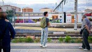 Viajeros de Rodalies, esperando el tren en uno de los andenes de la estación de Sant Vicenç de Calders