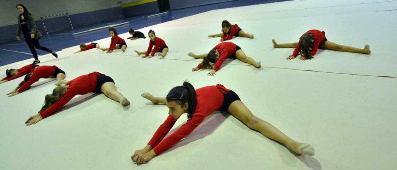 Las gimnastas del club mierense, ejercitándose en el polideportivo Mieres Sur.