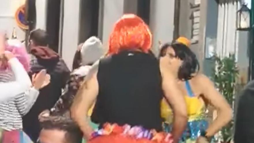 Celebran el Carnaval cantando y bailando a pesar de estar prohibido