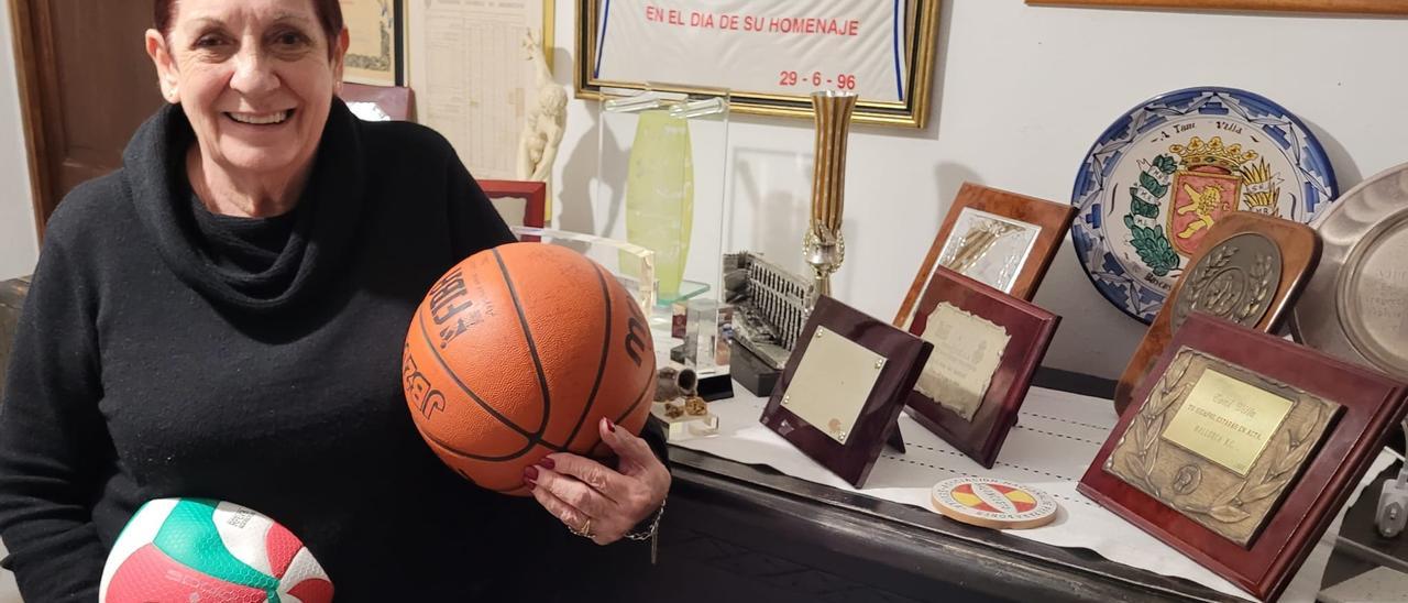 Besné posa en su domicilio sosteniendo un balón de baloncesto y de voleibol, sus dos pasiones.