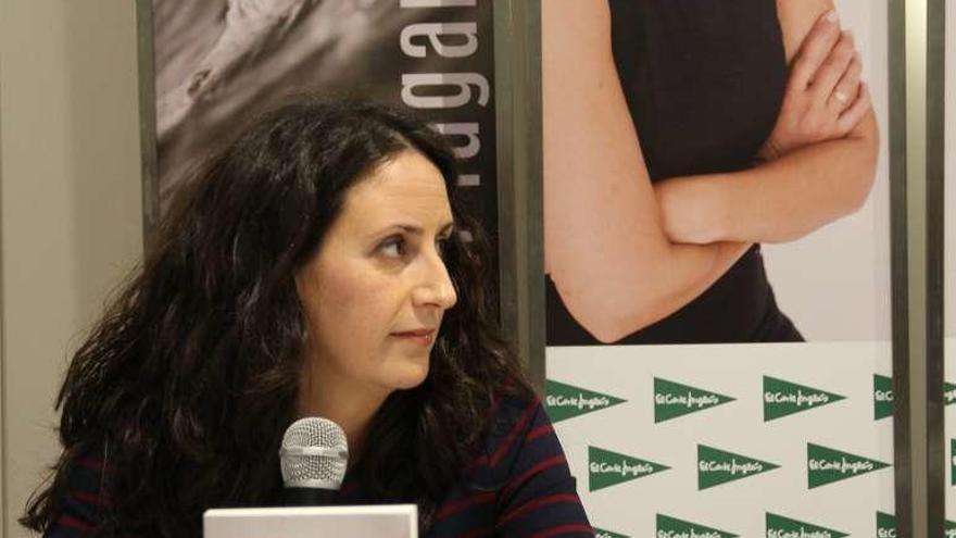 María Oruña, ayer, en El Corte Inglés de Vigo. // E.C.I.