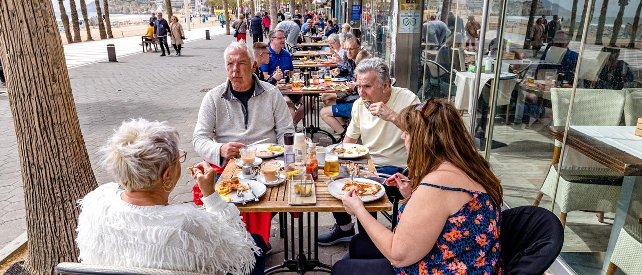 Turistas en una terraza de Benidorm.