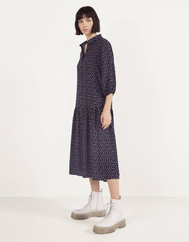 Vestido midi con estampado de lunares, de las rebajas de Bershka