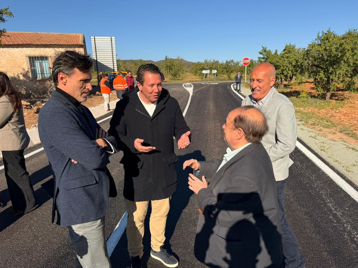 El consejero Jorge García Montoro, junto al alcalde de Mula, Juan Jesús Moreno, durante su visita a las obras, este lunes
