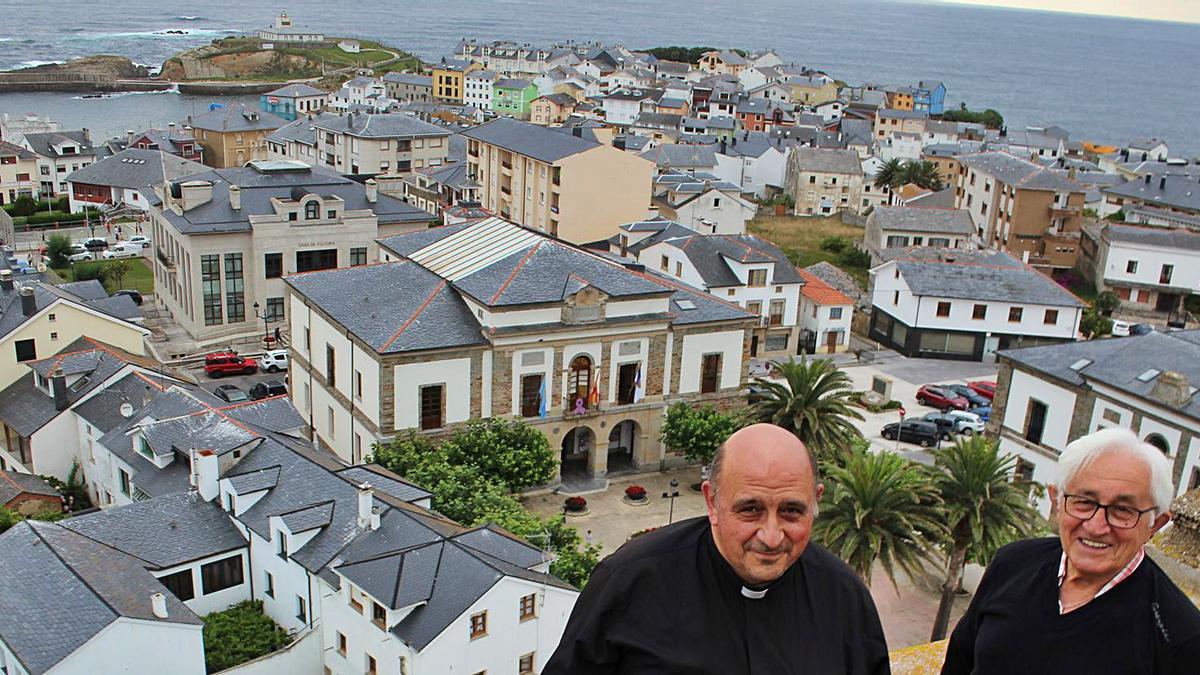 Jorge Luis Fernández y Francisco Sanjurjo, en lo alto del Santón. | Tania Cascudo