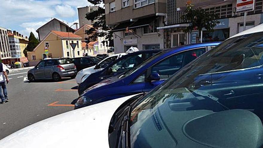 El único vehículo que sí anotó la ahora de llegada el pasado miércoles y, abajo, imagen del resto de coches, todos sin anotación en el salpicadero.