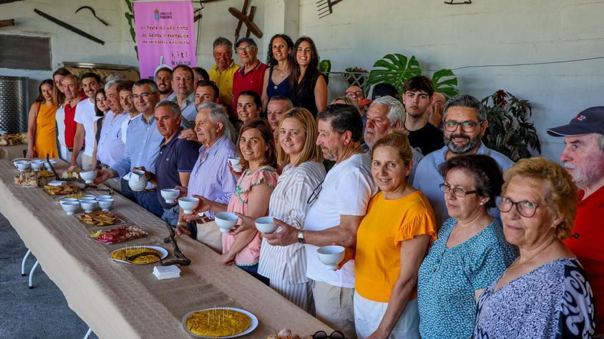 Autoridades, miembros de la comisión, bodegueros, el pregonero y artistas presentaron ayer el programa. | Iñaki Abella