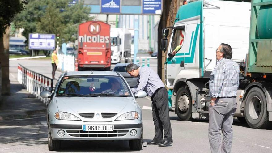 Fernando Ureta y José Francisco Mantilla, ayer, en el acceso a Saint-Gobain en un cambio de turno.