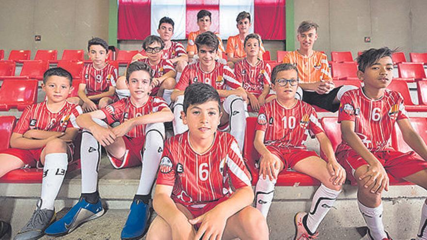 Els capitans dels tretze equips formatius del Manresa Futbol Sala exemplifiquen la popularització d&#039;aquesta modalitat esportiva entre els joves i garanteixen un vigorós futur al club