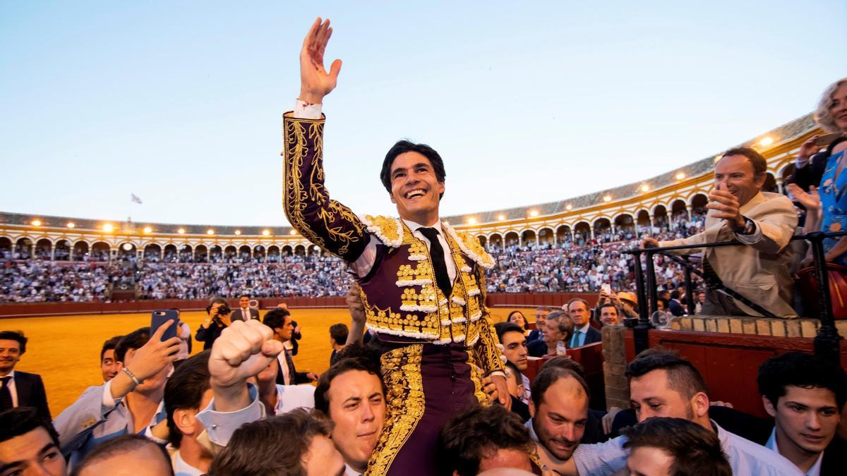 El diestro Pablo Aguado en su salida por la Puerta del Príncipe