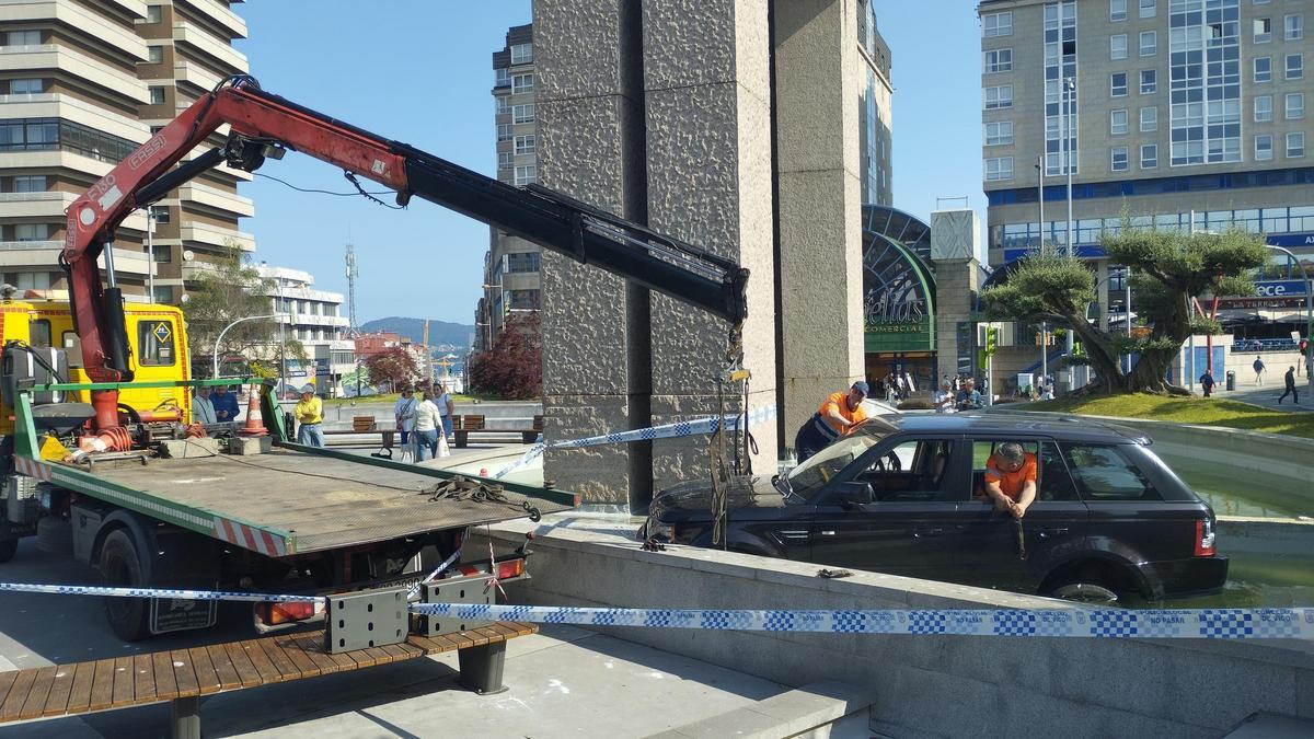 Trabajos de retirada del vehículo en el estanque de la Plaza de América de Vigo.