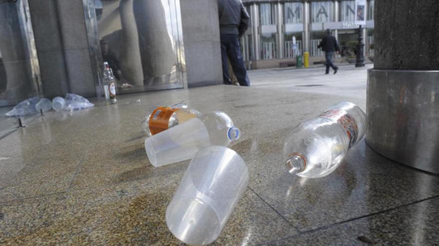 Restos de un botellón en A Coruña.