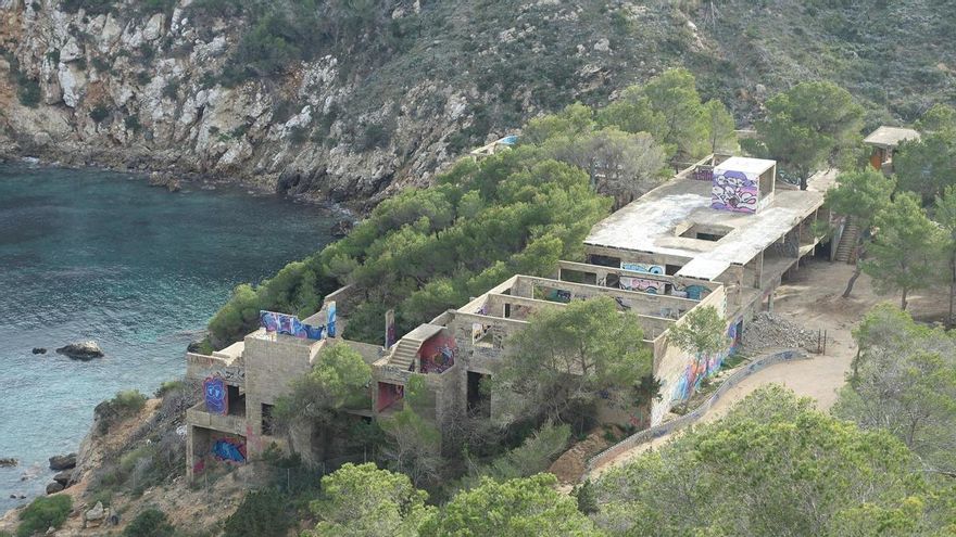 Los bomberos rescatan a una pareja de excursionistas perdida cerca de Cala d&#039;en Serra