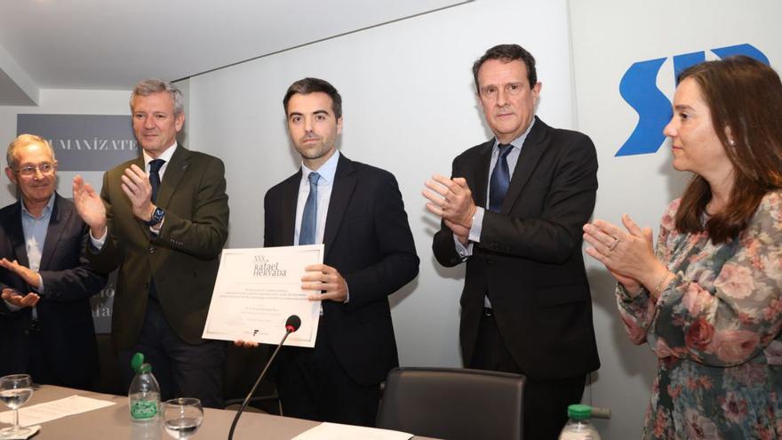 El doctor Emilio Rodríguez Ruiz recoge el Rafael Hervada | GERMÁN BARREIROS/ ROLLER AGENCIA