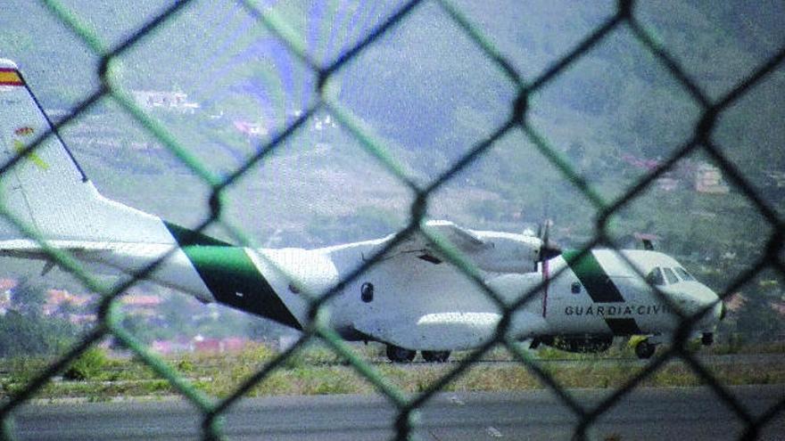 El avión de la Guardia Civil que trasladó a los dos detenidos en la operación, ayer en el aeropuerto de Los Rodeos.