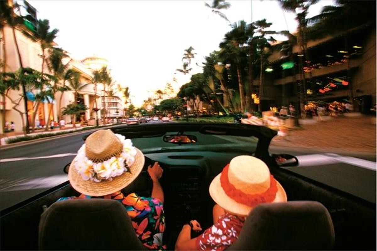 La playa de Waikiki, un arenal que siempre se exhibe repleto de turistas, tiene a ambos lados de los