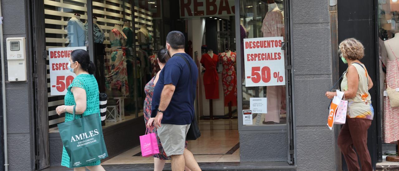 Un grupo de viandantes pasean por las arterias más comerciales del centro de Castelló en una imagen de archivo.
